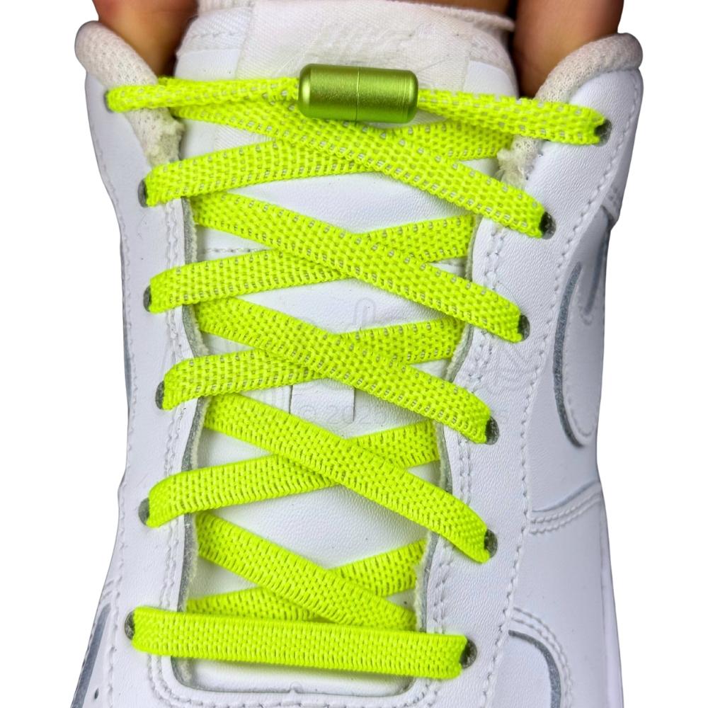 Elastische veters zonder strikken plat 6mm metalen draai capsule fluorescerend groen met stretch uitgerekt