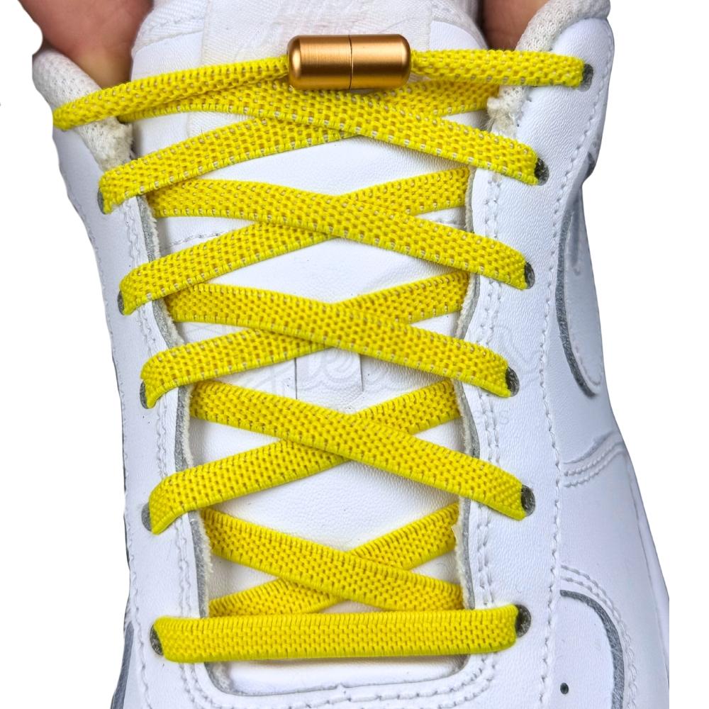 Elastische veters zonder strikken plat 6mm metalen draai capsule geel met stretch uitgerekt