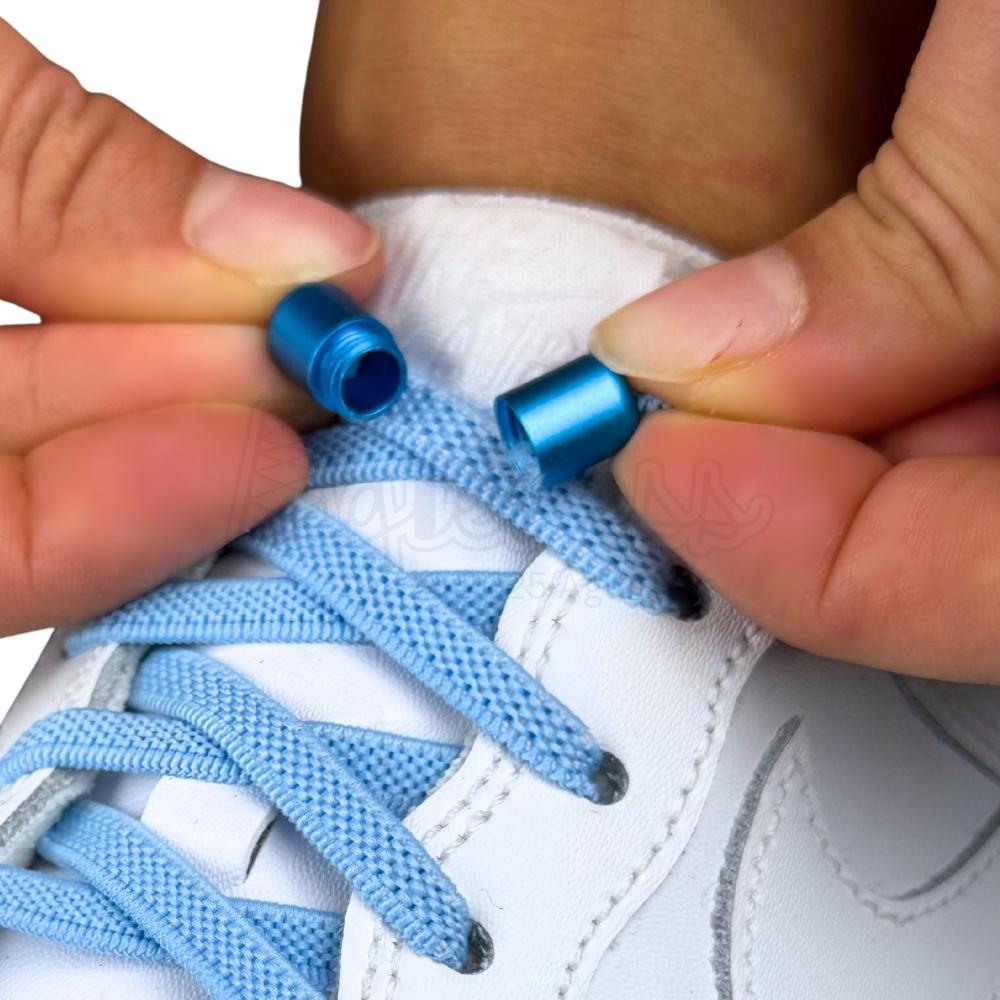 Elastische veters zonder strikken plat 6mm metalen draai capsule hemelsblauw detailfoto van hoe de sluiting werkt