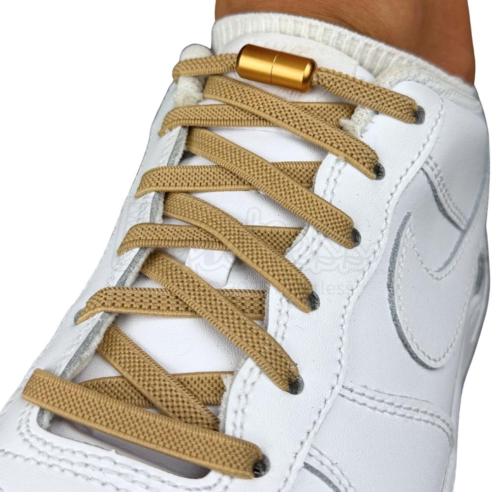 Elastische veters zonder strikken plat 6mm metalen draai capsule khaki geregen in witte Nike Air Force 1