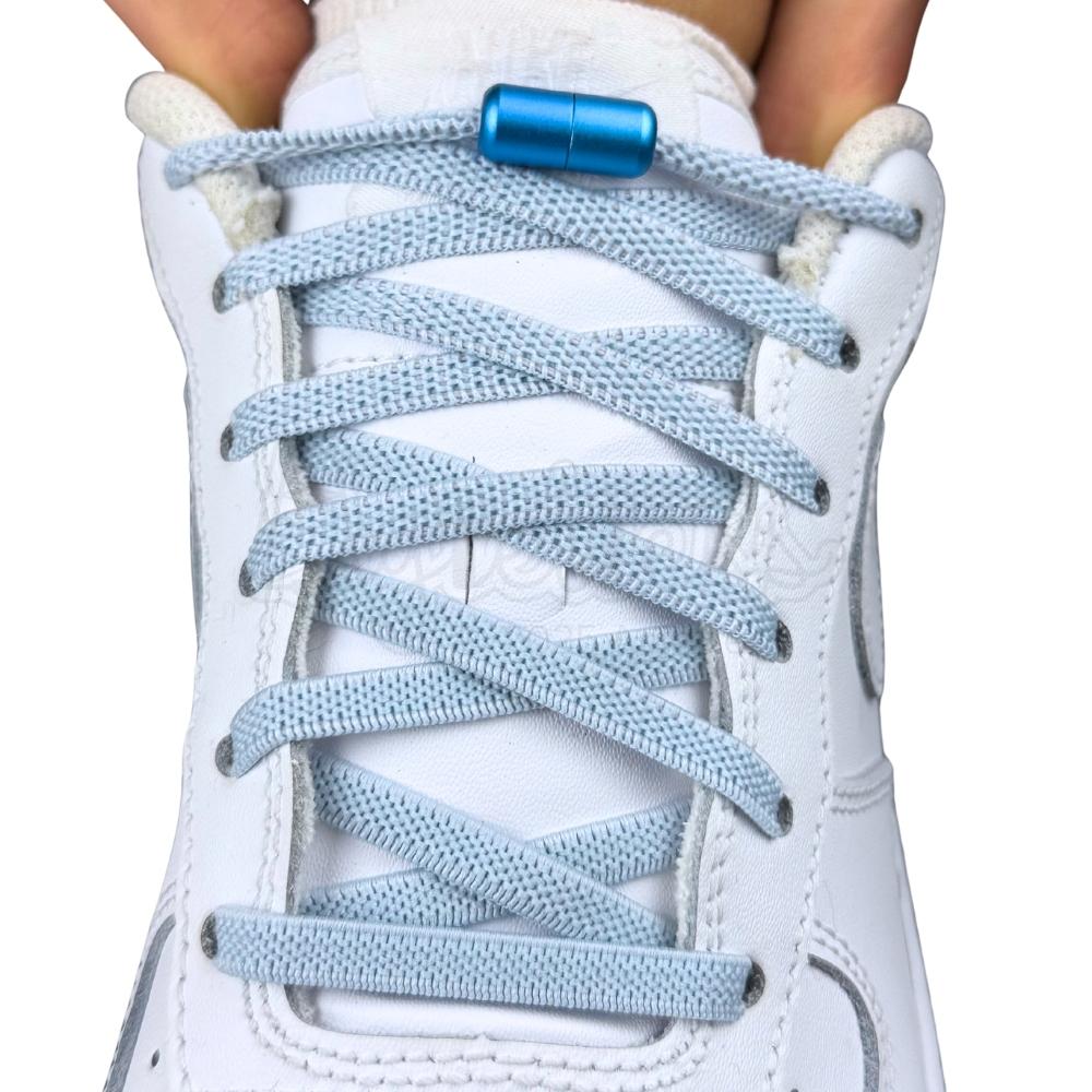 Elastische veters zonder strikken plat 6mm metalen draai capsule lichtblauw met stretch uitgerekt