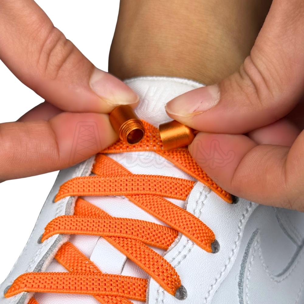 Elastische veters zonder strikken plat 6mm metalen draai capsule oranje detailfoto van hoe de sluiting werkt