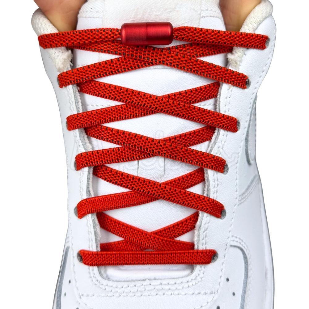 Elastische veters zonder strikken plat 6mm metalen draai capsule rood met stretch uitgerekt