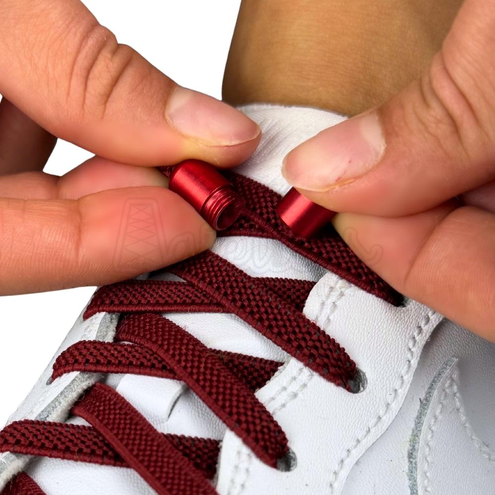 Elastische veters zonder strikken plat 6mm metalen draai capsule wijnrood detailfoto van hoe de sluiting werkt