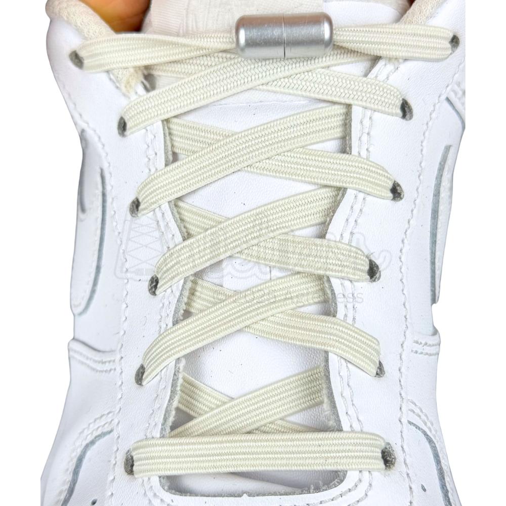 Elastische veters zonder strikken plat 7mm capsule sluiting beige met stretch uitgerekt