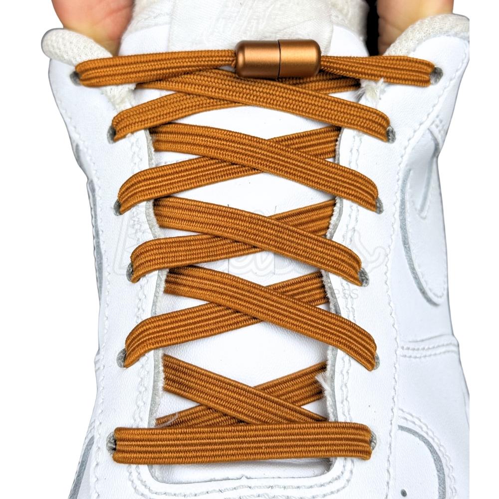 Elastische veters zonder strikken plat 7mm capsule sluiting bruin met stretch uitgerekt