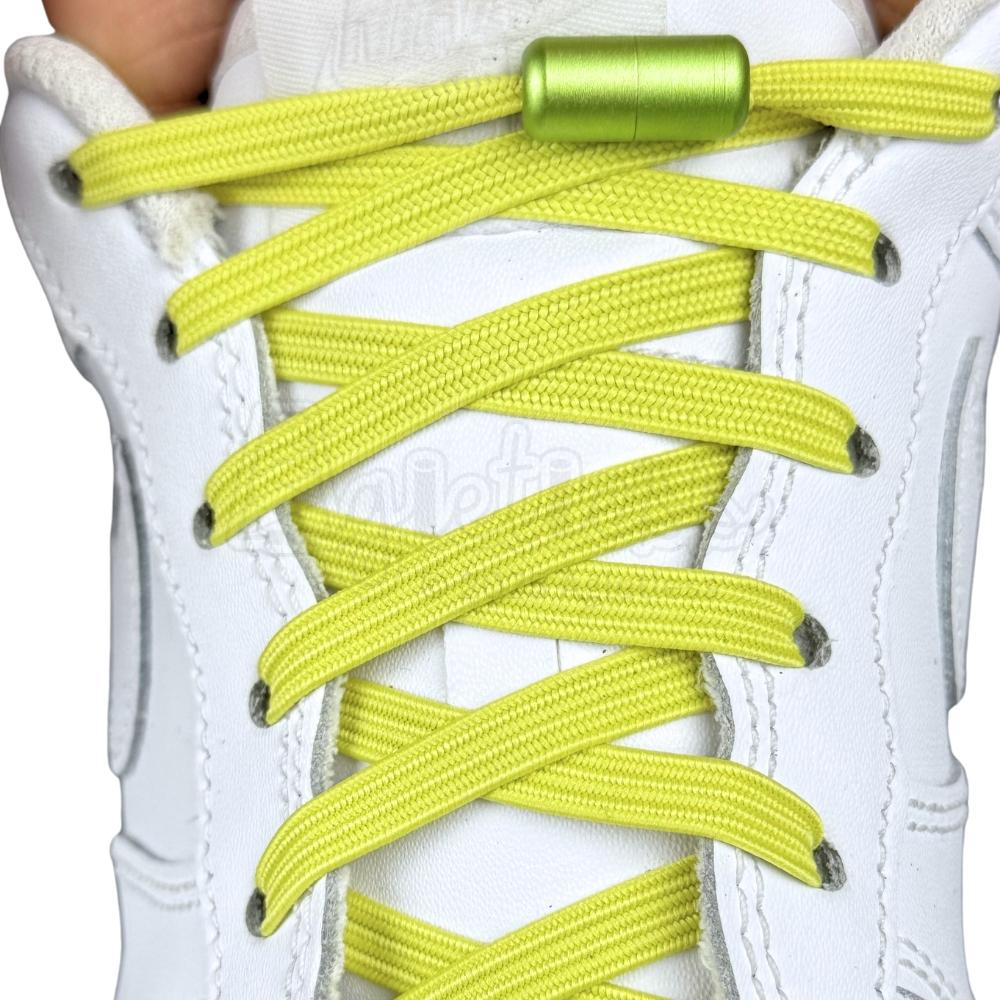 Elastische veters zonder strikken plat 7mm capsule sluiting citroengeel met stretch uitgerekt