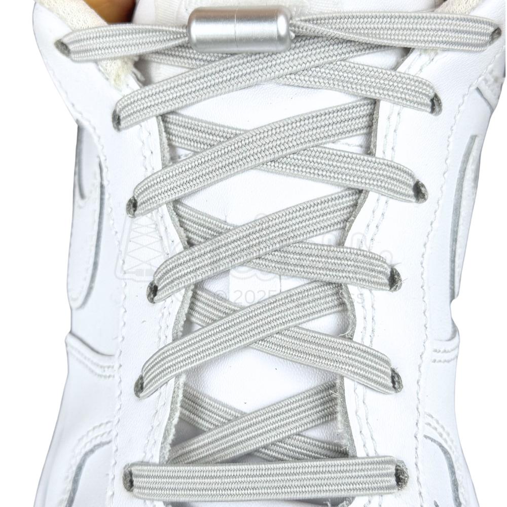 Elastische veters zonder strikken plat 7mm capsule sluiting grijs met stretch uitgerekt