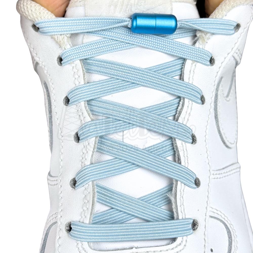 Elastische veters zonder strikken plat 7mm capsule sluiting lichtblauw met stretch uitgerekt