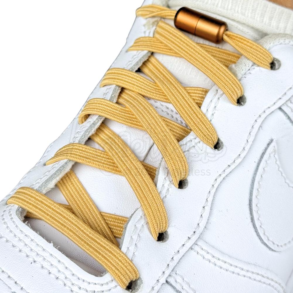 Elastische veters zonder strikken plat 7mm capsule sluiting lichtbruin geregen in witte Nike Air Force 1