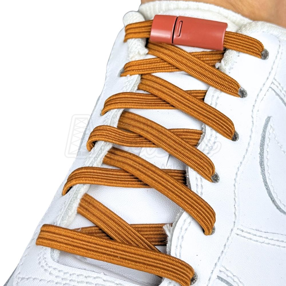 Elastische veters zonder strikken plat 7mm magnetische sluiting bruin geregen in witte Nike Air Force 1