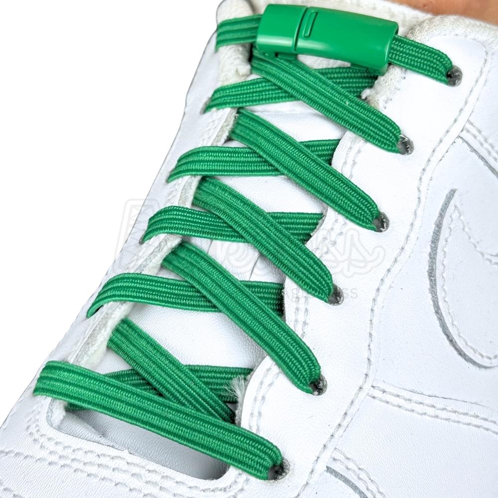 Elastische veters zonder strikken plat 7mm magnetische sluiting groen geregen in witte Nike Air Force 1