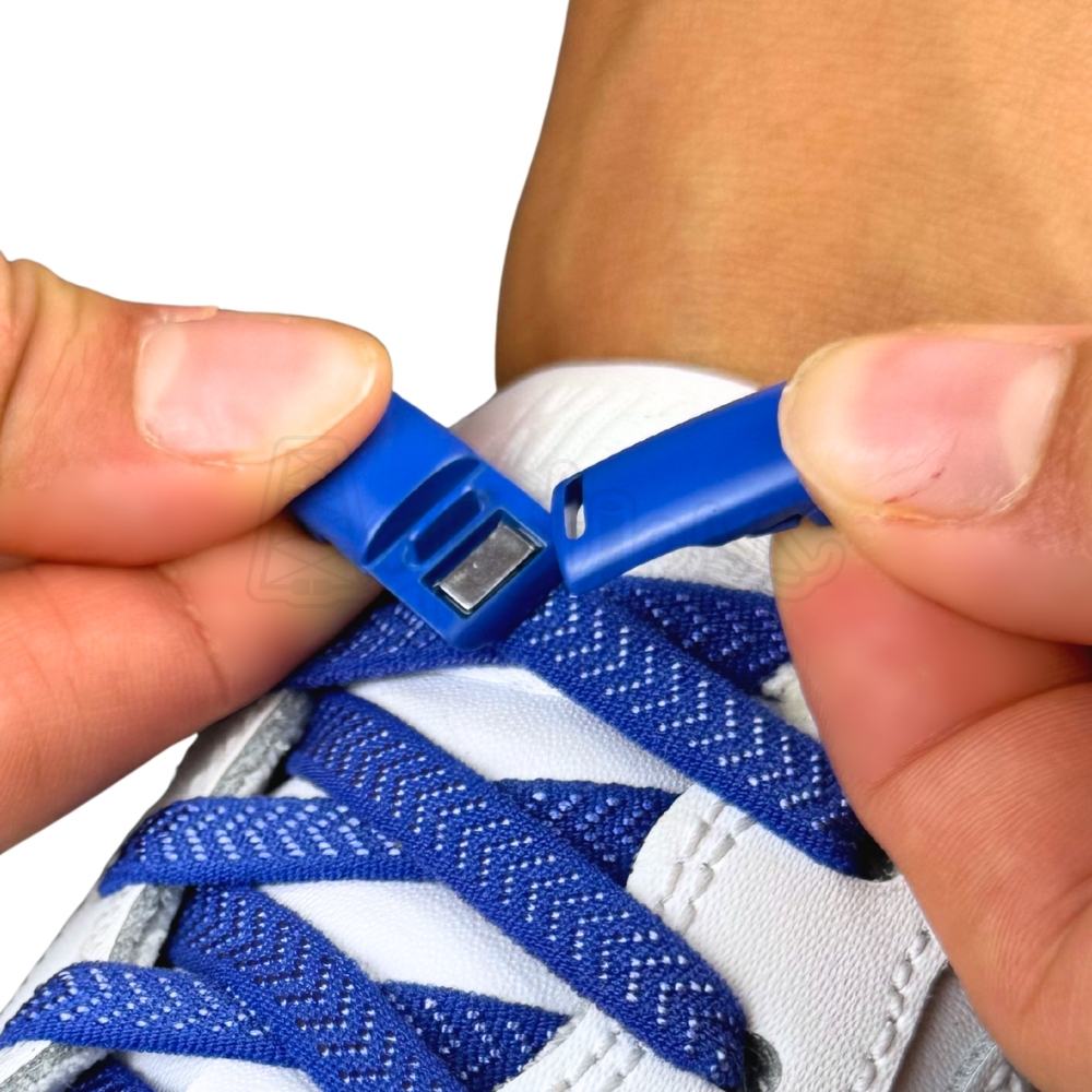 Elastische veters zonder strikken plat 8mm magnetische sluiting blauw detailfoto van hoe de sluiting werkt