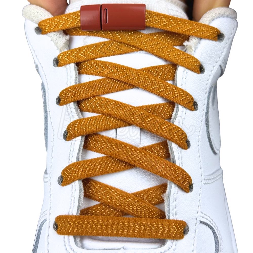 Elastische veters zonder strikken plat 8mm magnetische sluiting bruin met stretch uitgerekt