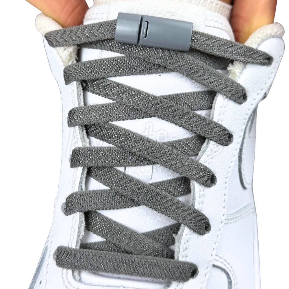 Elastische veters zonder strikken plat 8mm magnetische sluiting donkergrijs met stretch uitgerekt