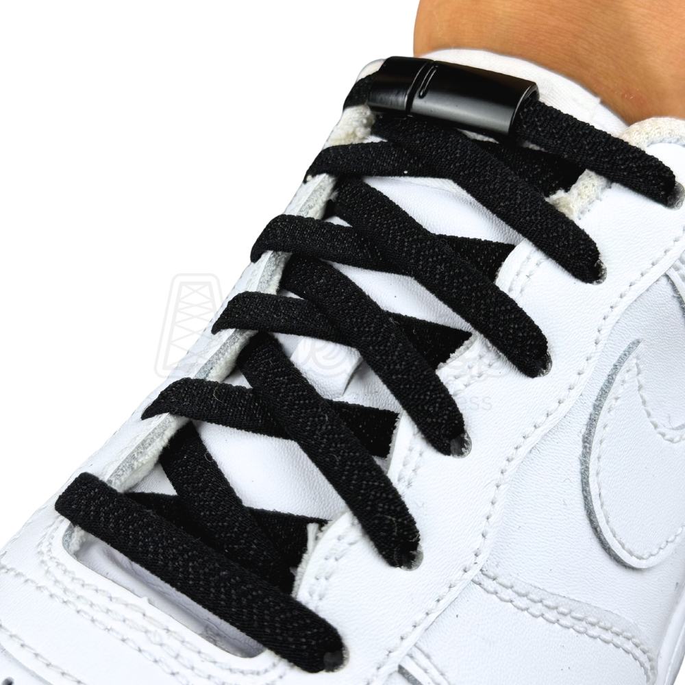 Elastische veters zonder strikken plat 8mm magnetische sluiting zwart geregen in witte Nike Air Force 1