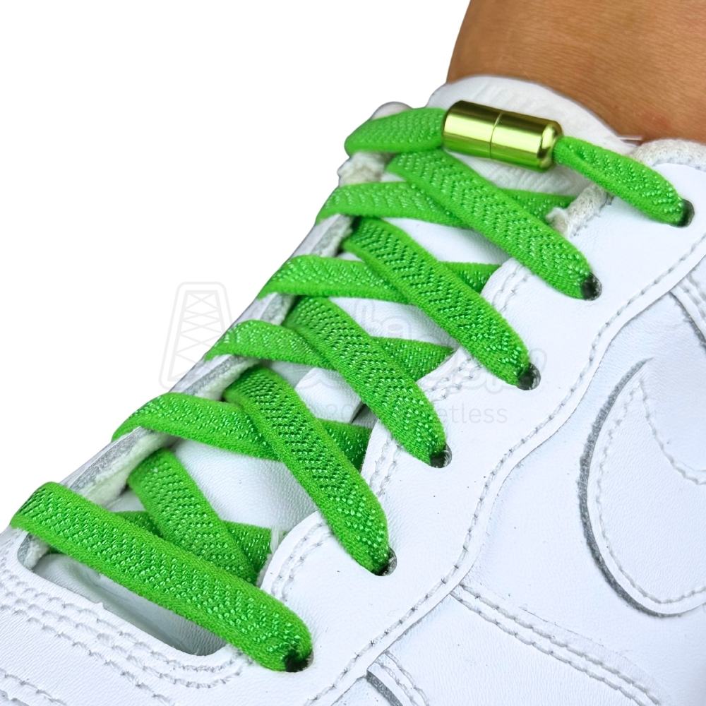 Elastische veters zonder strikken plat 8mm metalen draai capsule groen geregen in witte Nike Air Force 1