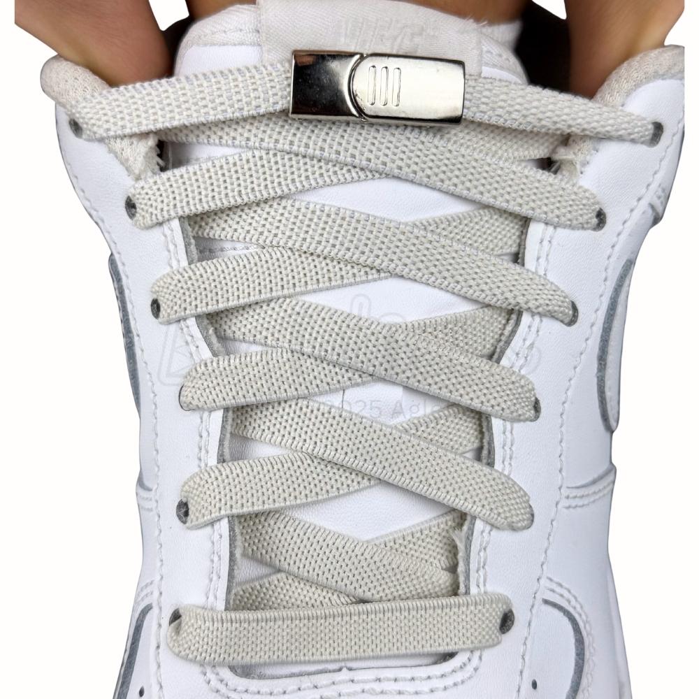 Elastische veters zonder strikken plat 9mm magnetische sluiting beige met stretch uitgerekt