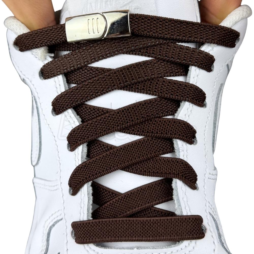 Elastische veters zonder strikken plat 9mm magnetische sluiting donkerbruin met stretch uitgerekt