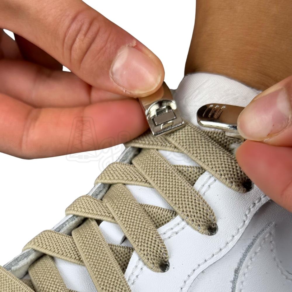 Elastische veters zonder strikken plat 9mm magnetische sluiting khaki detailfoto van hoe de sluiting werkt