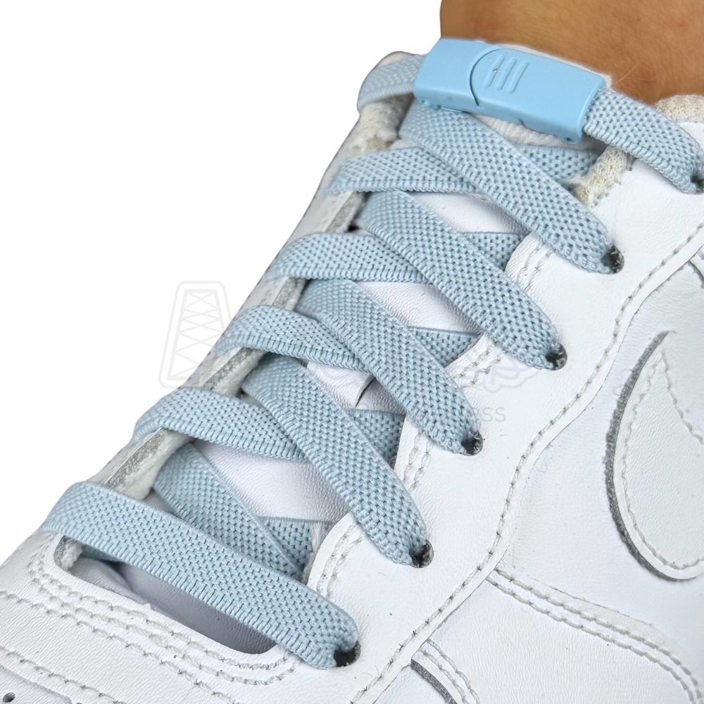 Elastische veters zonder strikken plat 9mm magnetische sluiting lichtblauw geregen in witte Nike Air Force 1
