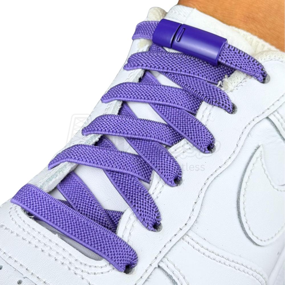 Elastische veters zonder strikken plat 9mm magnetische sluiting paars geregen in witte Nike Air Force 1