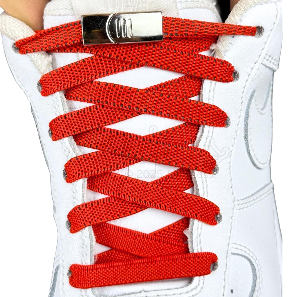 Elastische veters zonder strikken plat 9mm magnetische sluiting rood met stretch uitgerekt