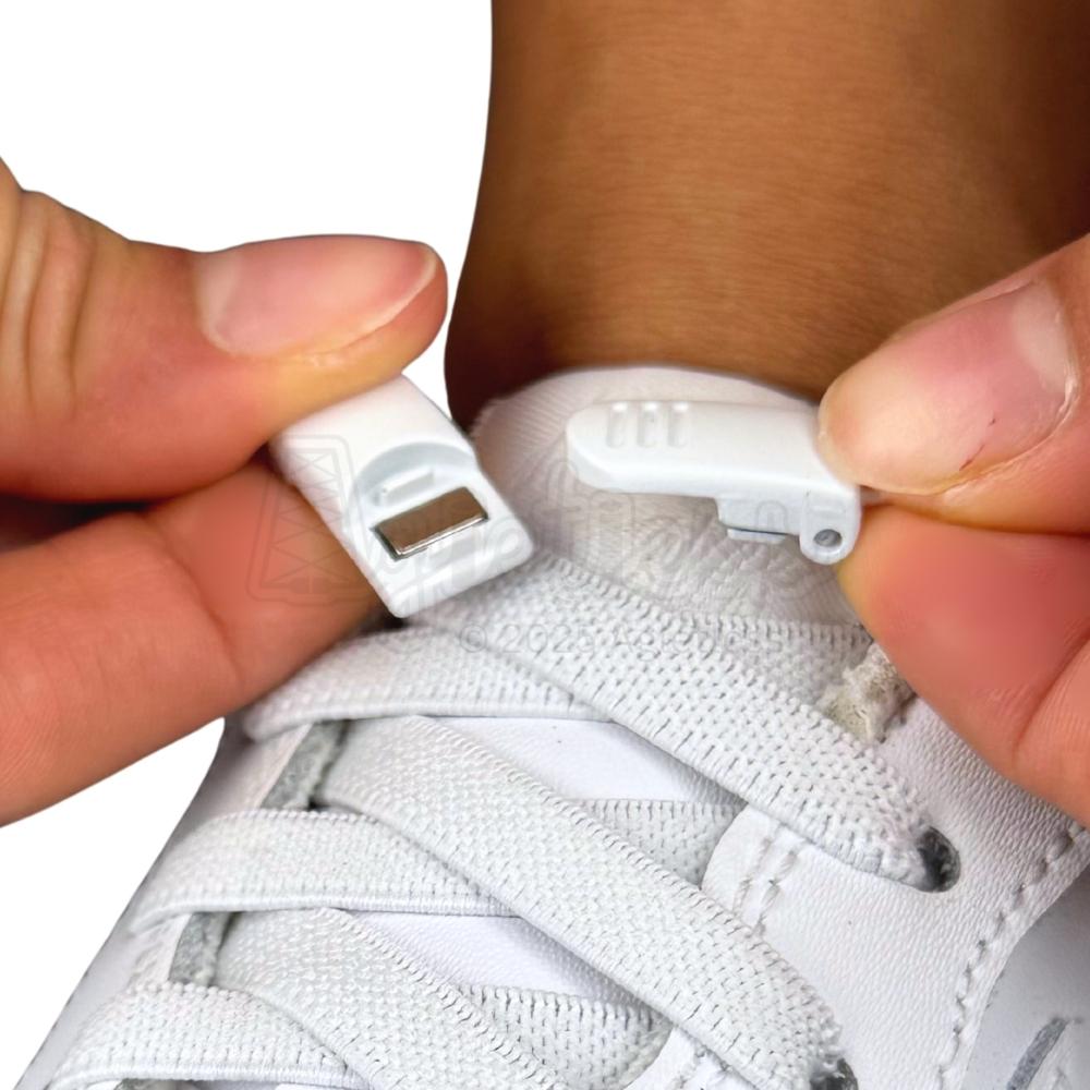 Elastische veters zonder strikken plat 9mm magnetische sluiting wit detailfoto van hoe de sluiting werkt