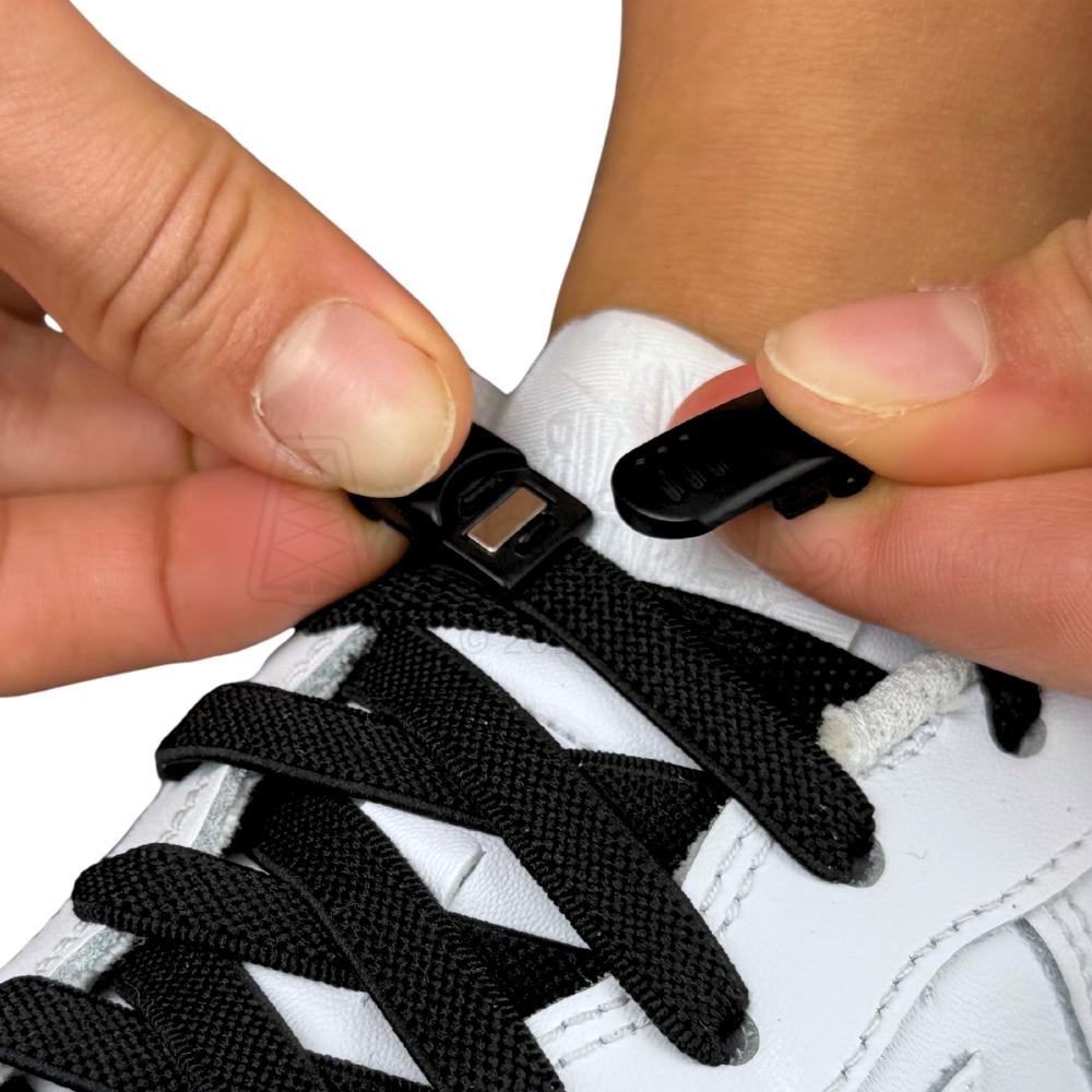 Elastische veters zonder strikken plat 9mm magnetische sluiting zwart detailfoto van hoe de sluiting werkt