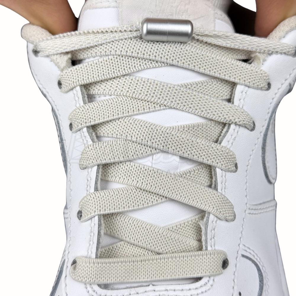 Elastische veters zonder strikken plat 9mm metalen draai capsule beige met stretch uitgerekt