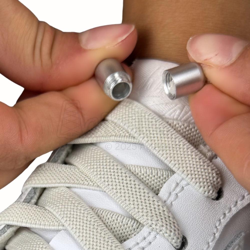 Elastische veters zonder strikken plat 9mm metalen draai capsule beige detailfoto van hoe de sluiting werkt