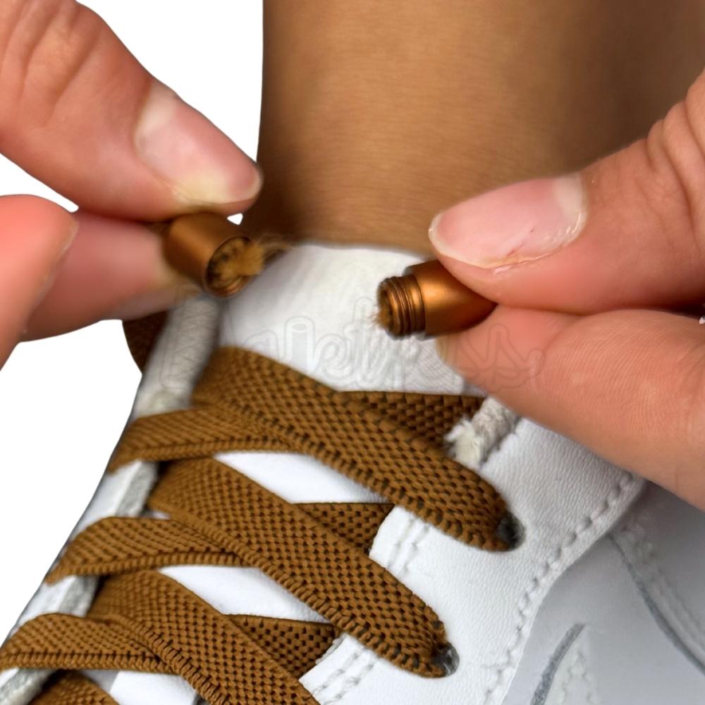 Elastische veters zonder strikken plat 9mm metalen draai capsule bruin detailfoto van hoe de sluiting werkt