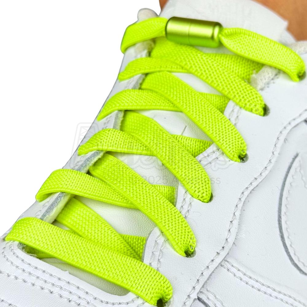 Elastische veters zonder strikken plat 9mm metalen draai capsule fluorescerend groen geregen in witte Nike Air Force 1