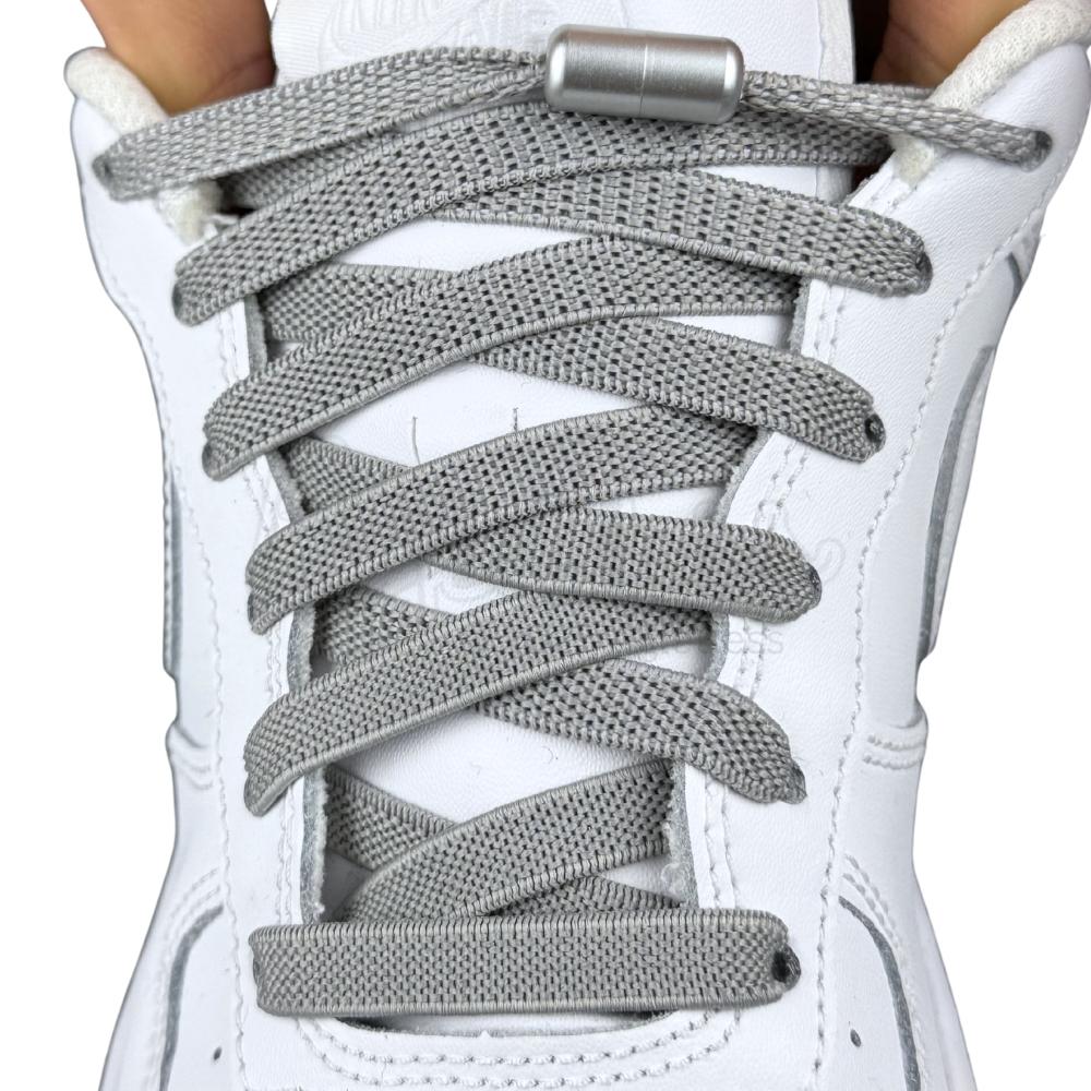 Elastische veters zonder strikken plat 9mm metalen draai capsule grijs met stretch uitgerekt