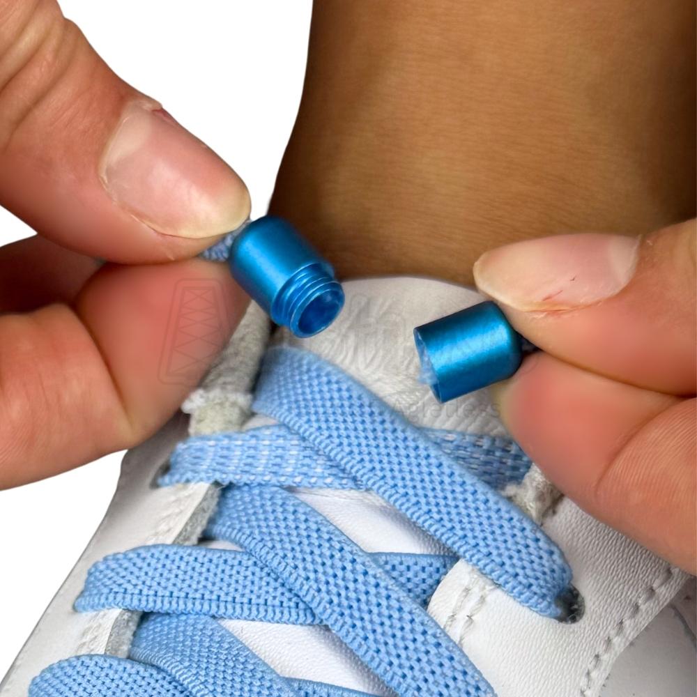 Elastische veters zonder strikken plat 9mm metalen draai capsule hemelsblauw detailfoto van hoe de sluiting werkt