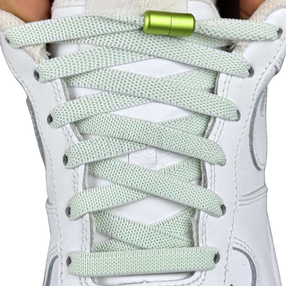 Elastische veters zonder strikken plat 9mm metalen draai capsule lichtgroen met stretch uitgerekt