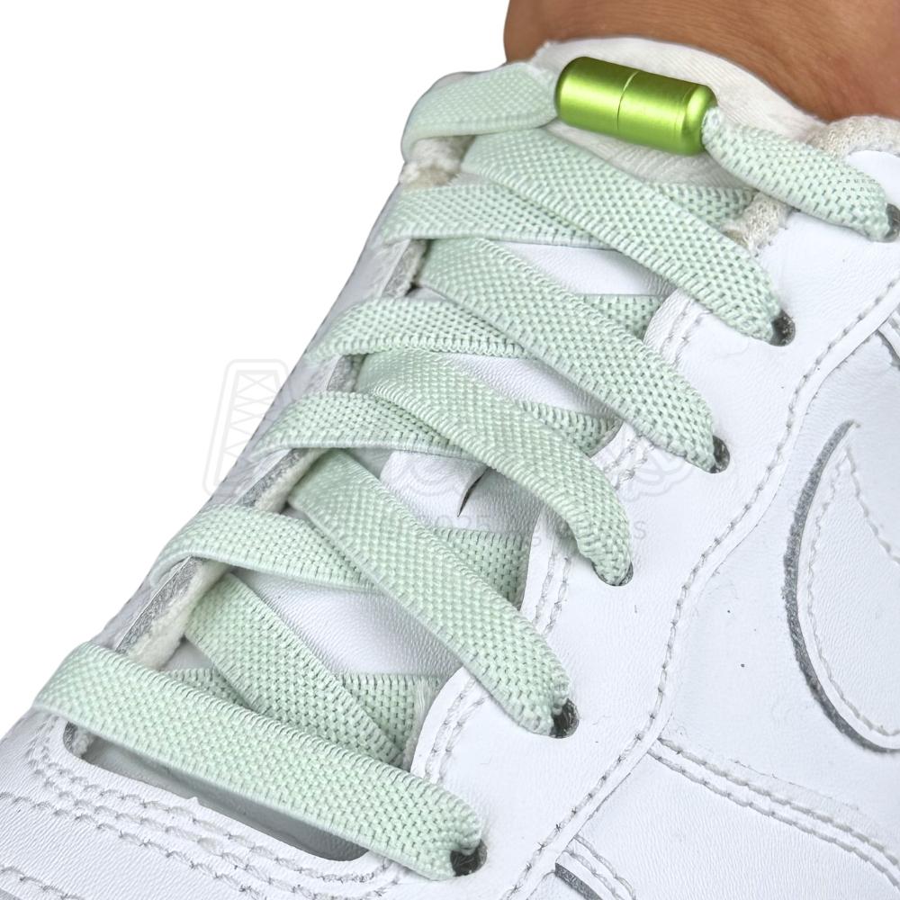 Elastische veters zonder strikken plat 9mm metalen draai capsule lichtgroen geregen in witte Nike Air Force 1