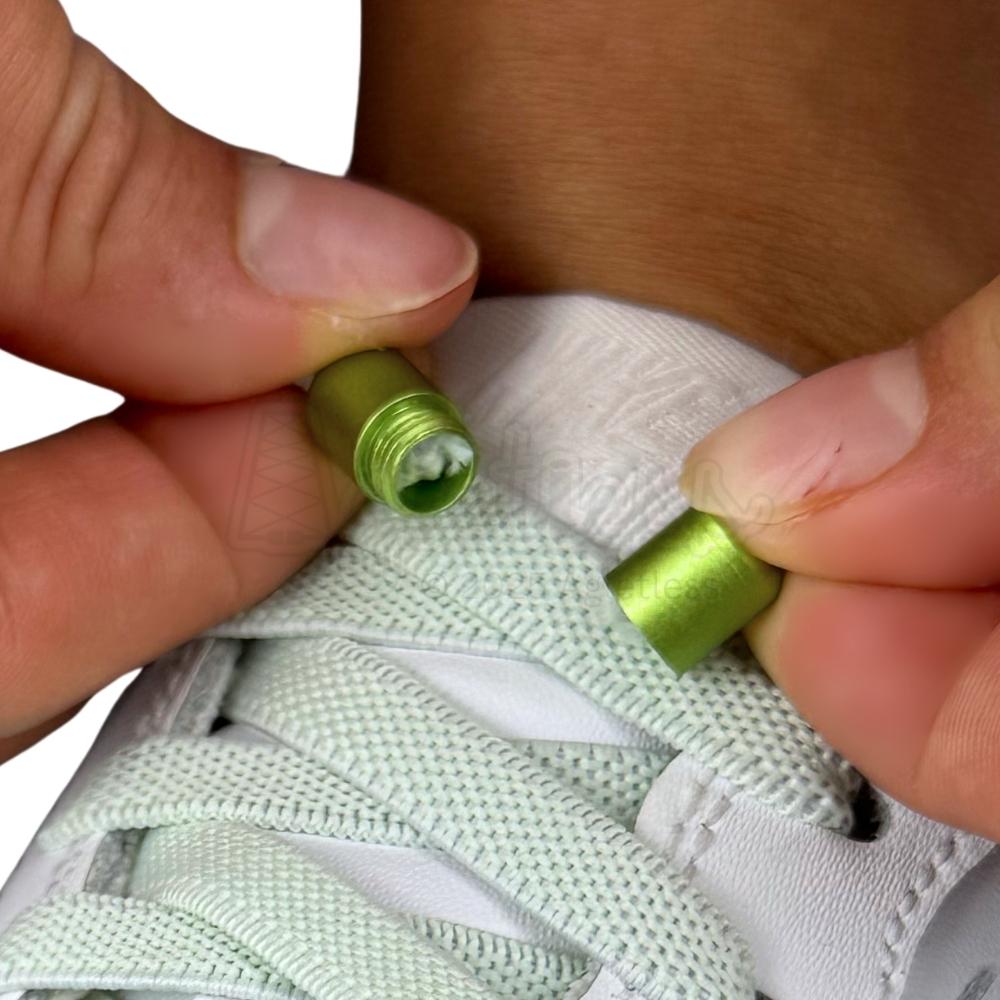 Elastische veters zonder strikken plat 9mm metalen draai capsule lichtgroen detailfoto van hoe de sluiting werkt