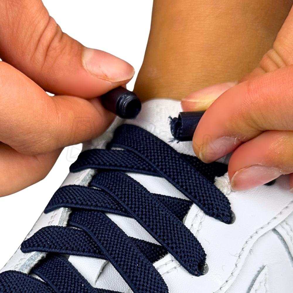 Elastische veters zonder strikken plat 9mm metalen draai capsule marineblauw detailfoto van hoe de sluiting werkt