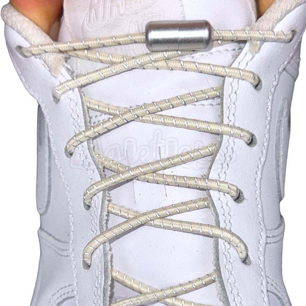 Elastische veters zonder strikken reflecterend 3mm capsule sluiting beige met stretch uitgerekt