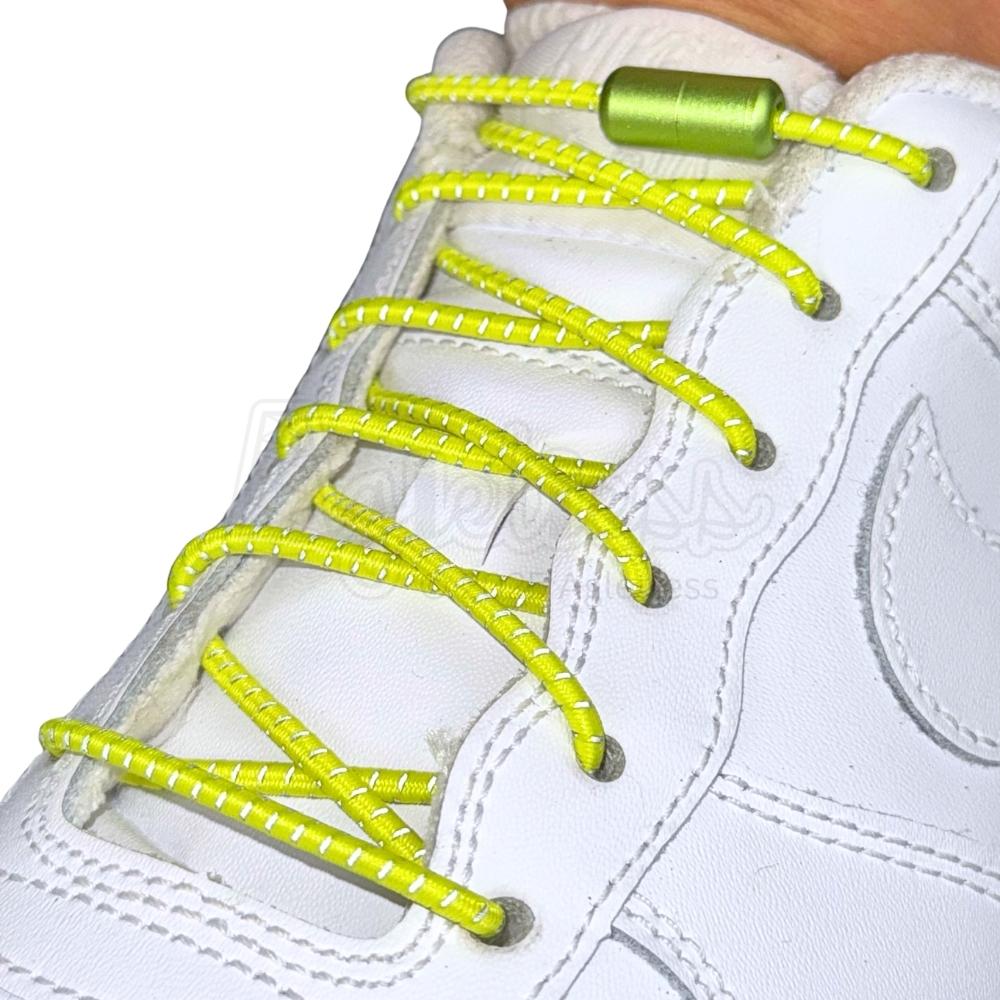 Elastische veters zonder strikken reflecterend 3mm capsule sluiting citroengeel geregen in witte Nike Air Force 1