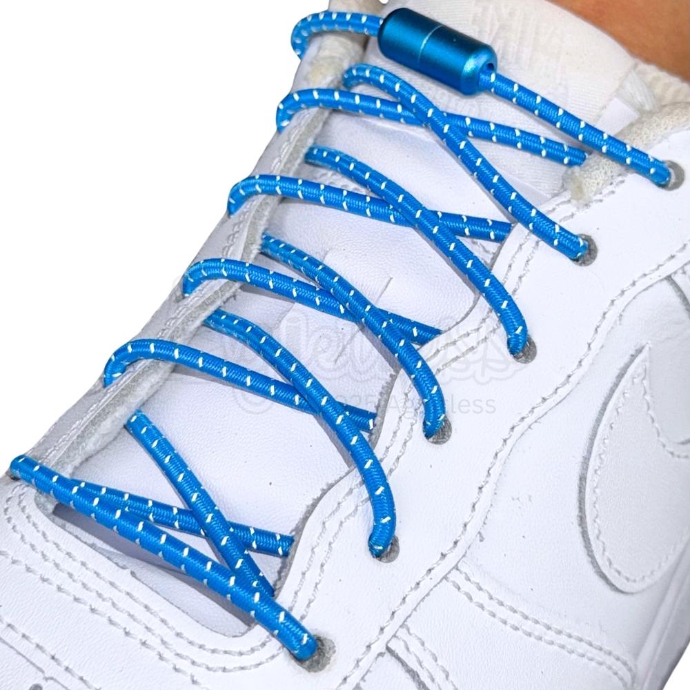 Elastische veters zonder strikken reflecterend 3mm capsule sluiting lichtblauw geregen in witte Nike Air Force 1