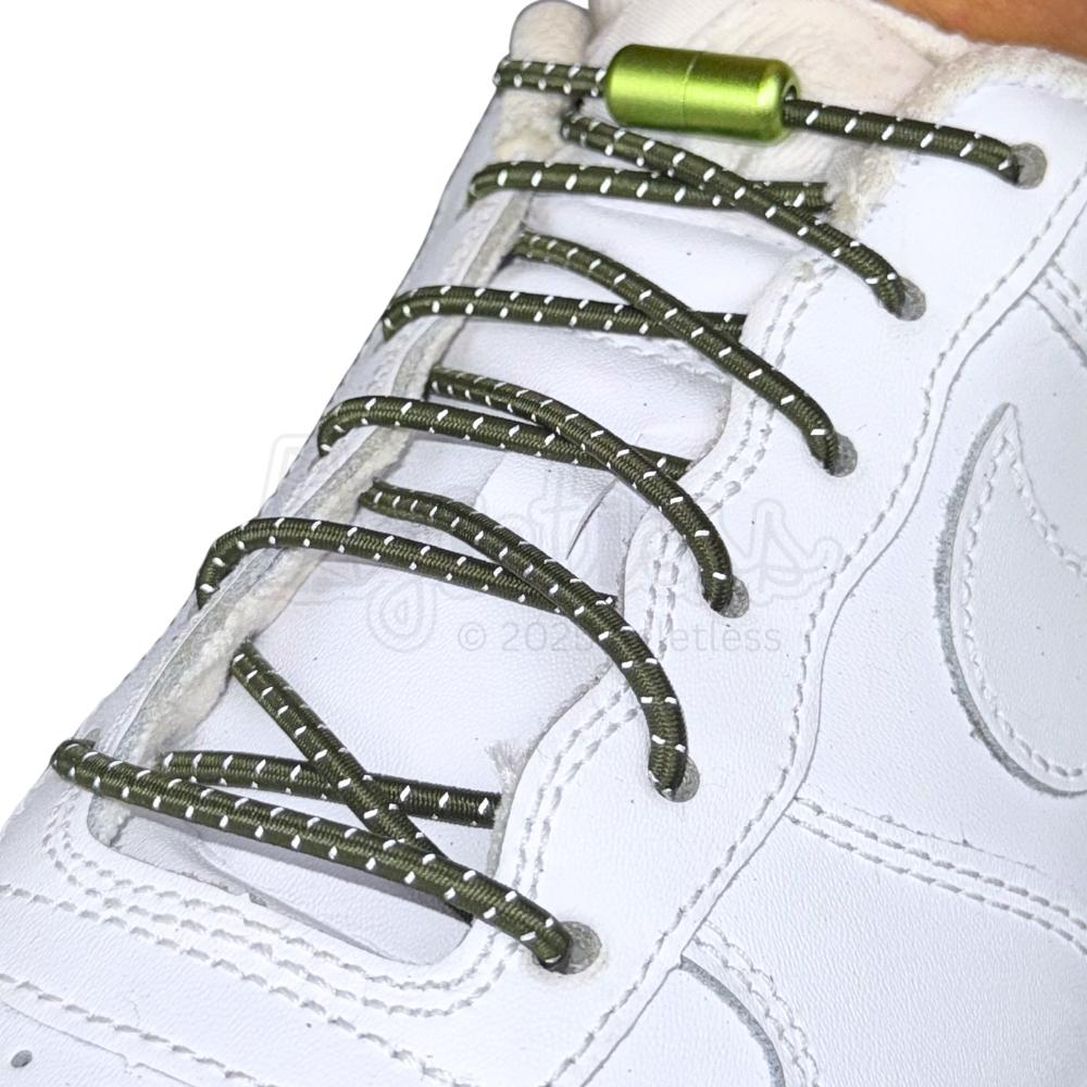 Elastische veters zonder strikken reflecterend 3mm capsule sluiting mosgroen geregen in witte Nike Air Force 1