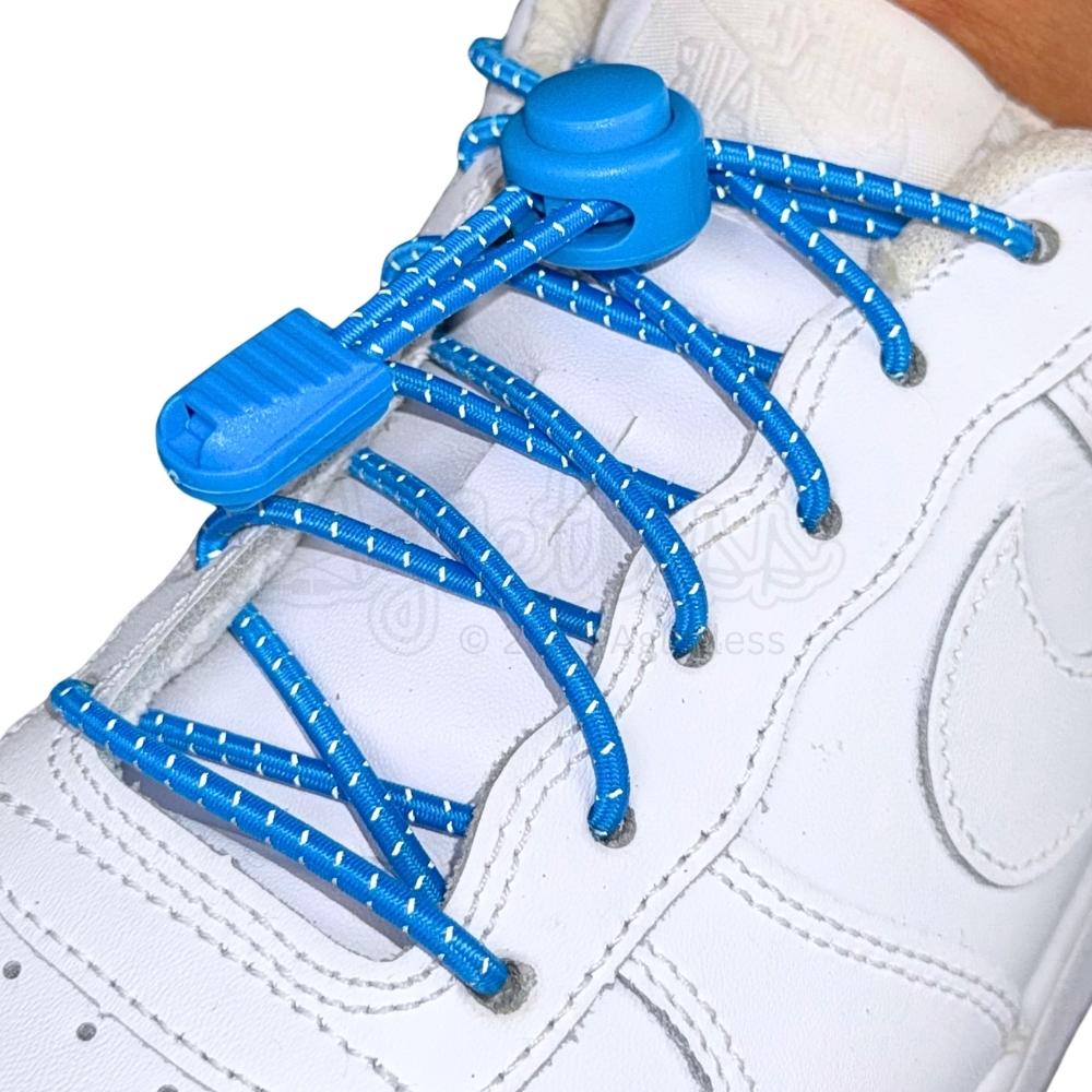 Elastische veters zonder strikken reflecterend 3mm lock sluiting lichtblauw geregen in witte Nike Air Force 1