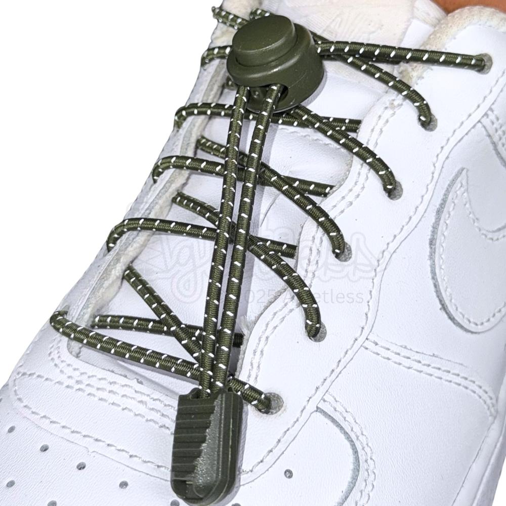 Elastische veters zonder strikken reflecterend 3mm lock sluiting mosgroen geregen in witte Nike Air Force 1