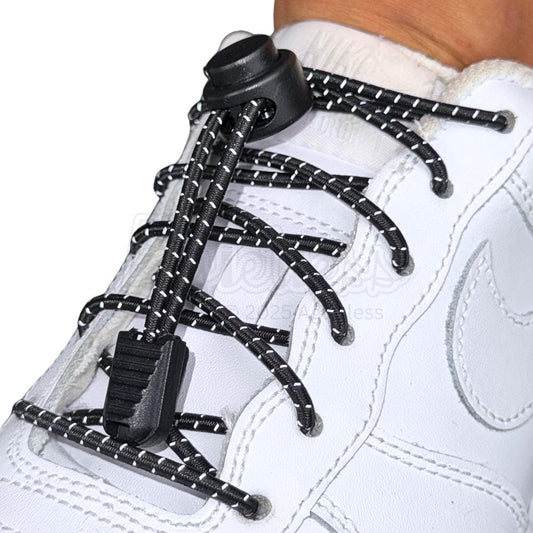 Elastische veters zonder strikken reflecterend 3mm lock sluiting zwart geregen in witte Nike Air Force 1