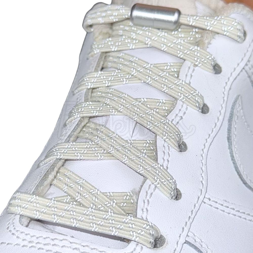 Elastische veters zonder strikken reflecterend 7mm capsule sluiting beige geregen in witte Nike Air Force 1