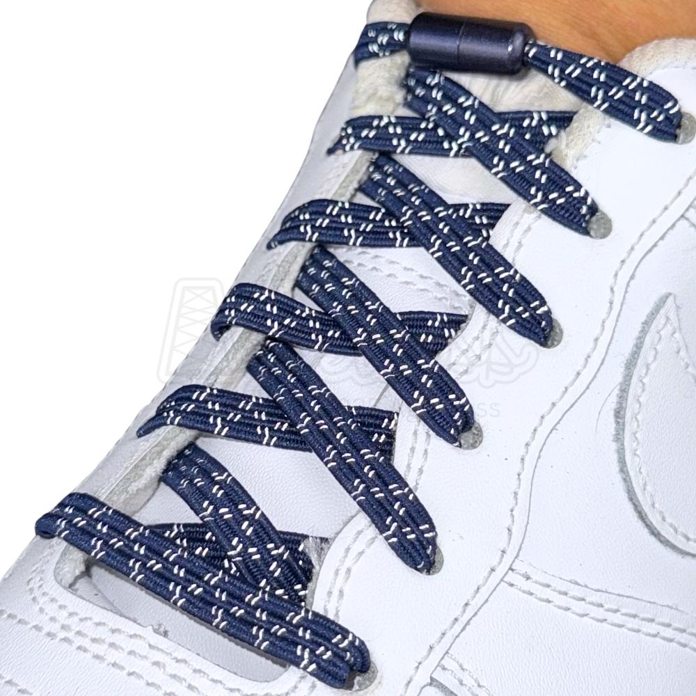 Elastische veters zonder strikken reflecterend 7mm capsule sluiting marineblauw geregen in witte Nike Air Force 1