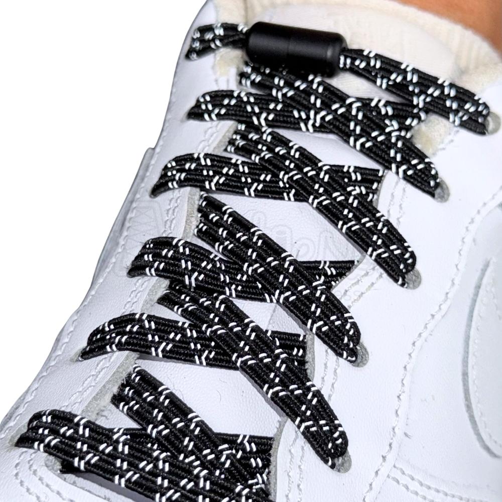 Elastische veters zonder strikken reflecterend 7mm capsule sluiting zwart geregen in witte Nike Air Force 1