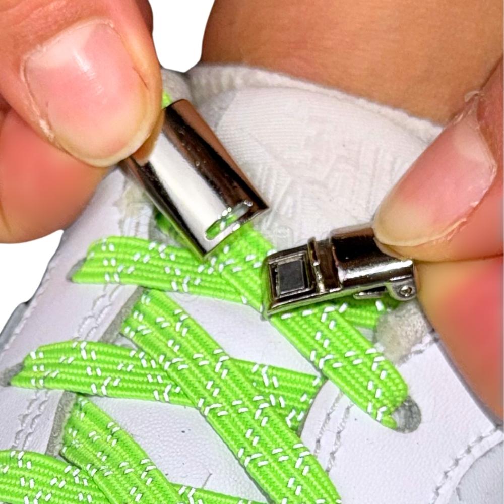 Elastische veters zonder strikken reflecterend 7mm magnetische sluiting fluorescerend groen detailfoto van hoe de sluiting werkt